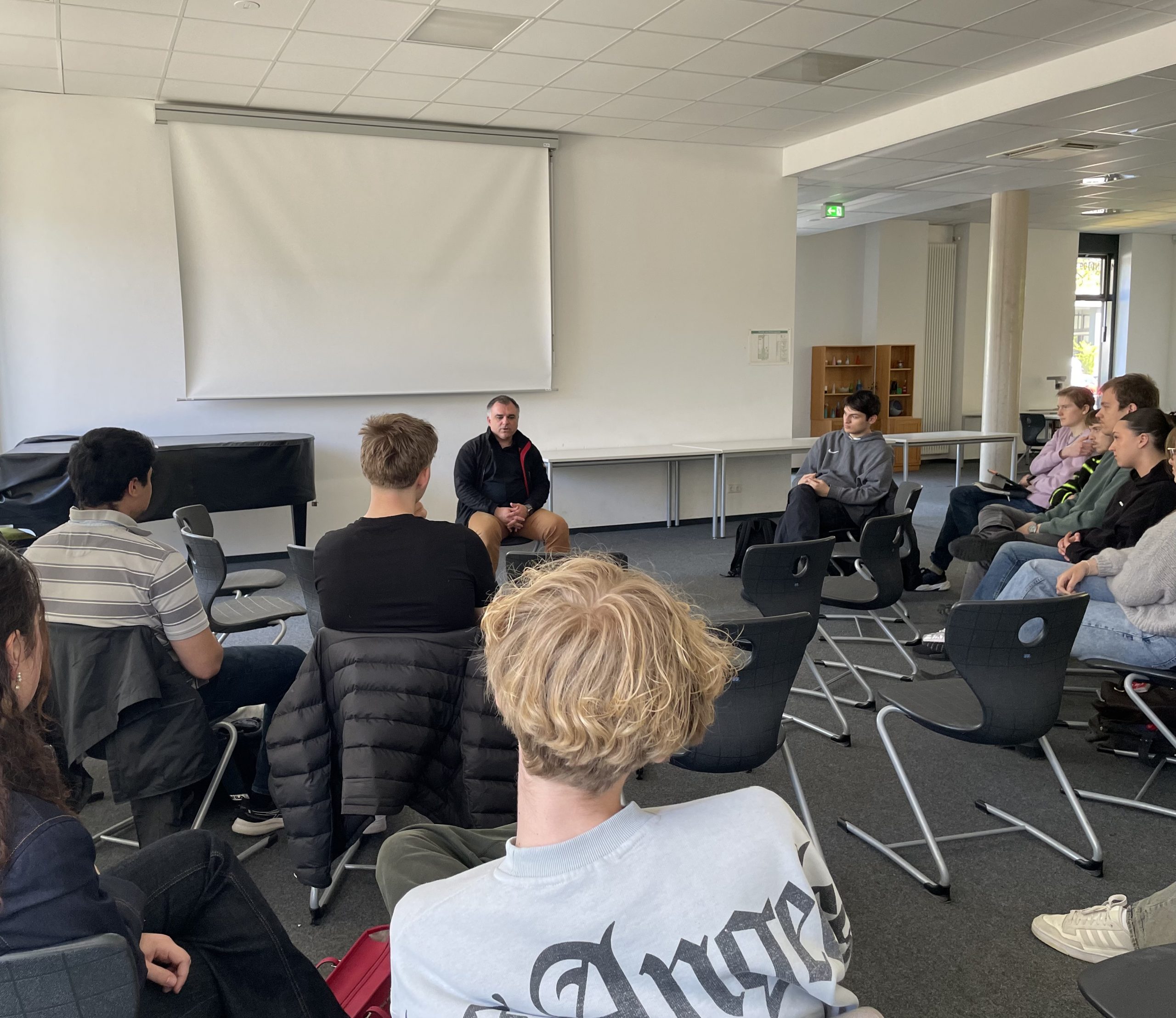 Dr. Christos Pantazis im Dialog mit Schüler*innen zum Europatag